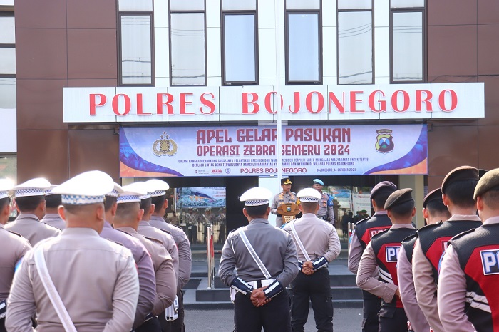 Apel gelar pasukan Operasi Zebra Semeru 2024 di halaman Polres Bojonegoro.