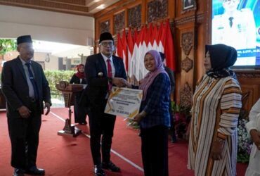 Pj Wali Kota menyerahkan bantuan kepada kelompok usaha bersama.(Dokumen Kominfo)