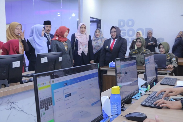 Plt Bupati Gresik Bu Min meninjau command center 112 Gresik.