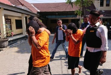 Kedua pelaku pencurian diamankan di Mapolres Mojokerto Kota.(Blok-a.com/Syahrul Wijaya)