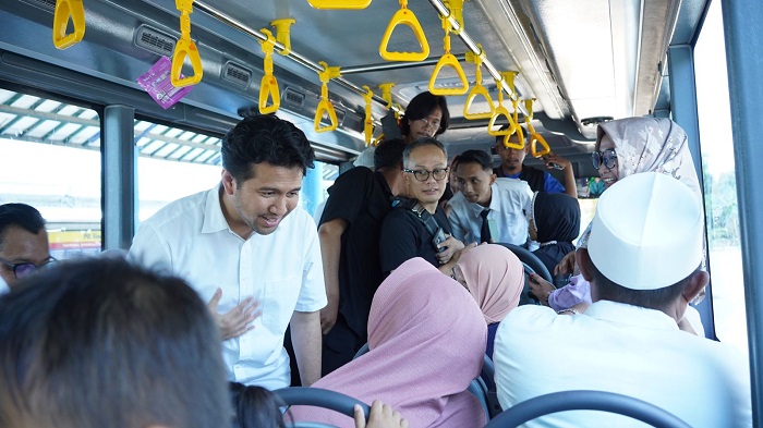 Emil Dardak naik bus Trans Jatim rute Bangkalan-Surabaya.
