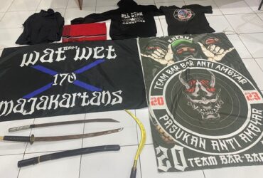 Barang bukti senjata tajam dan atribut kelompok gangster saat diamankan di Polsek Ngoro.(blok-a.com/Syahrul Wijaya)