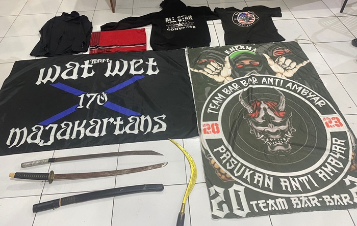 Barang bukti senjata tajam dan atribut kelompok gangster saat diamankan di Polsek Ngoro.(blok-a.com/Syahrul Wijaya)