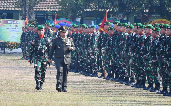 Danrem saat menjadi inspektur upacara dalam HUT TNI ke-79.(dokumen Kodim 0815)