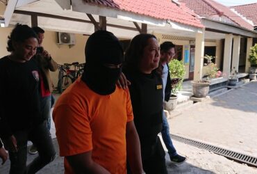 Pelaku jambret yang berhasil ditangkap polisi.(Blok-a.com/Syahrul Wijaya)