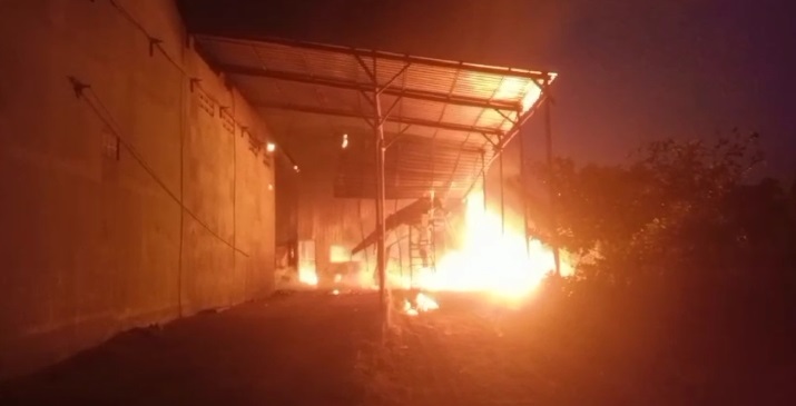 Kebakaran di pabrik Serbuk Jaya Mojokerto, Kamis (10/10/2024) dini hari.(blok-a.com/Syahrul Wijaya)
