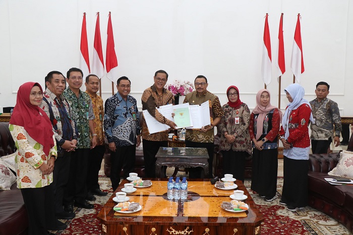 Penyerahan sertifikat tanah Akademi Kebidanan Bojonegoro ke Kemenkes RI.
