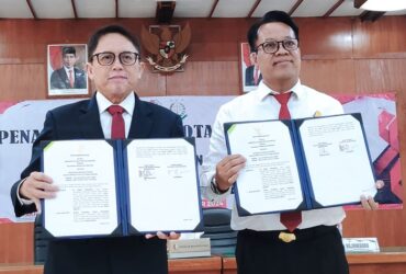 Pj Bupati Bojonegoro Adriyanto menandatangani kerja sama bidang hukum dengan Kepala Kejaksaan Negeri Bojonegoro Muji Martopo.
