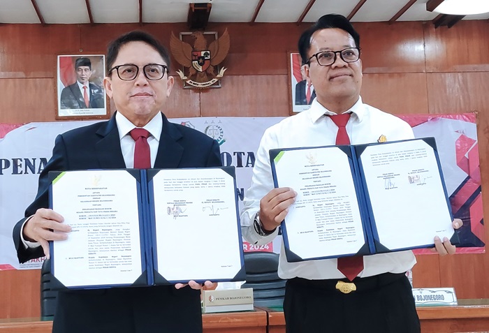 Pj Bupati Bojonegoro Adriyanto menandatangani kerja sama bidang hukum dengan Kepala Kejaksaan Negeri Bojonegoro Muji Martopo.