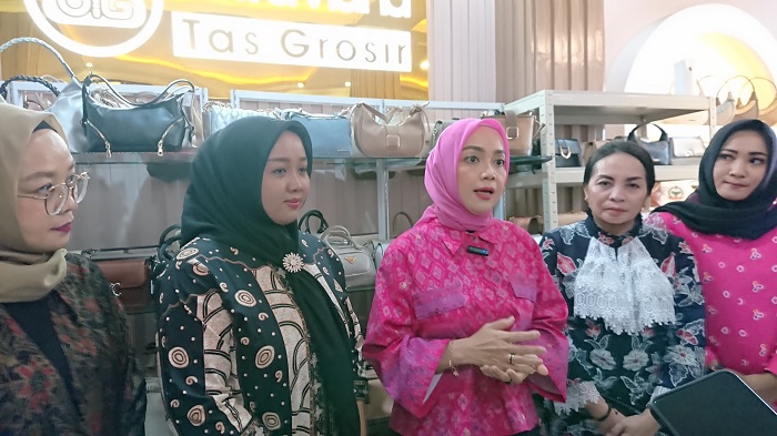 Vira Rudy Saladin saat berkunjung di Oktaviana Tas Grosir, Mojokerto.(Blok-a.com/Syahrul Wijaya)
