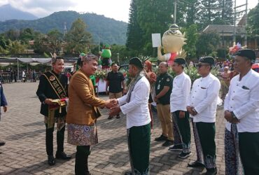 Ketua KPU Mojokerto menyambut kedatangan Ketua KPU Jombang dalam penerimaan maskot pilkada serentak.(blok-a.com/Syahrul Wijaya)