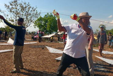 Achmad Fauzi ngonjuk layangan bersama ratusan warga di Desa Aeng Tong-tong, Jumat (04/10/2024).