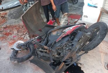 Kondisi motor korban setelah ditabrak truk.(dok. relawan)