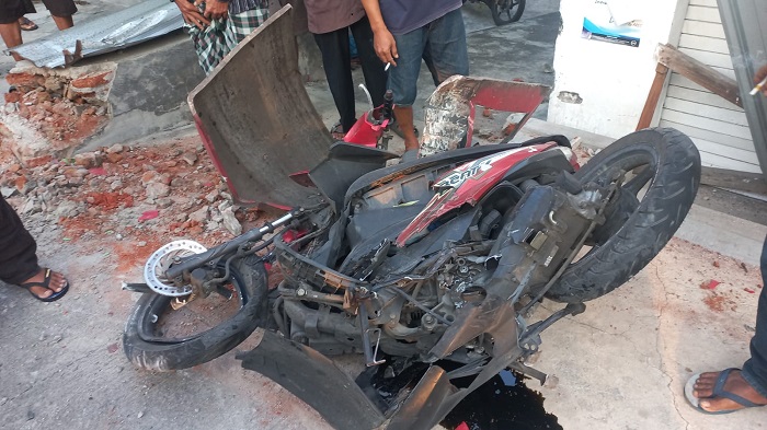 Kondisi motor korban setelah ditabrak truk.(dok. relawan)
