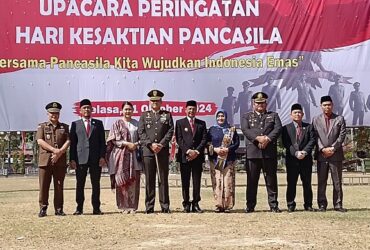 Forkopimda Pamekasan foto bersama usai upacara peringatan hari kesaktian Pancasila di halaman Pendapa Ronggosukowati Pamekasan, Selasa (1/10/2024).