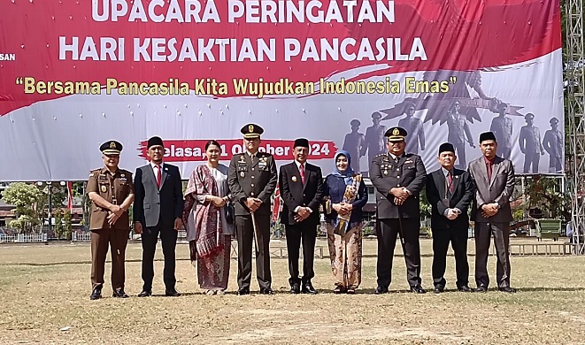 Forkopimda Pamekasan foto bersama usai upacara peringatan hari kesaktian Pancasila di halaman Pendapa Ronggosukowati Pamekasan, Selasa (1/10/2024).