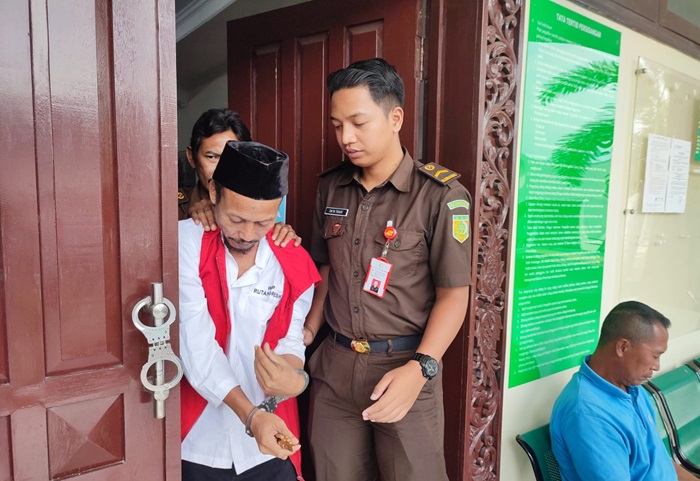 Terdakwa Asrofin pasca menjalani sidang di Pengadilan Negeri Gresik, Kamis (3/10/2024)