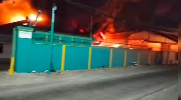Api melahap Pabrik Styrofoam milik PT Sentral Harapan Jaya, Kecamatan Menganti Kabupaten Gresik, Rabu (16/10/2024) malam.