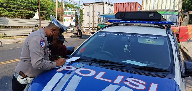 Petugas polisi di Gresik melakukan penilangan kepada para pelanggar lalu lintas pada Operasi Zebra Semeru 2024.