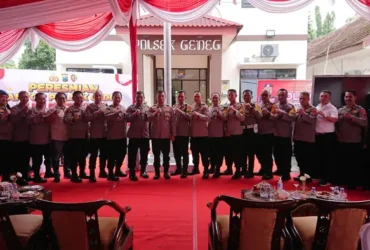 Kapolres Mojokerto kota bersama Kapolsek jajaran, dan PJU Polres foto bersama dalam acara peresmian kantor Polsek Gedeg.(Blok-a.com/Syahrul Wijaya)