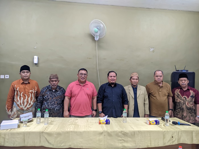 Keluarga pondok pesantren Pondok Pesantren Darul Ulum Karangpandan bersama Itjen Kemhan Edi Sutjipto,