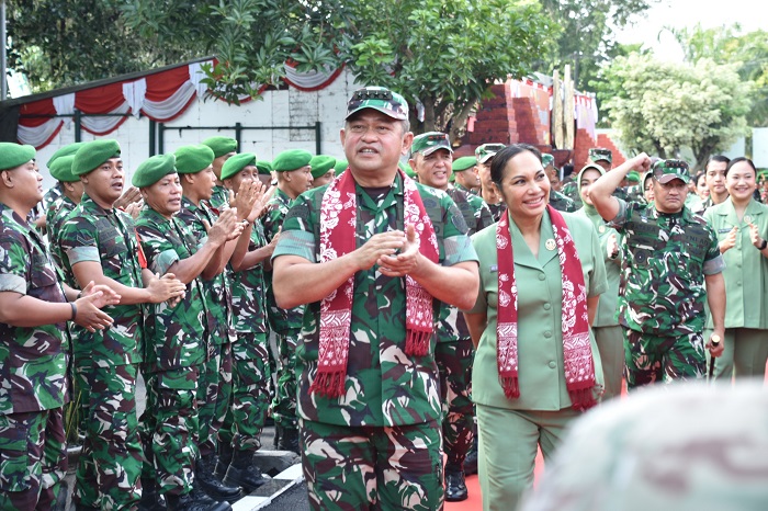 Ksad TNI Jenderal Maruli Simanjuntak saat tiba di Makorem 082/CPYJ Mojokerto.(blok-a.com/Syahrul Wijaya)