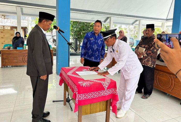 Pelantikan Pj Kades Ngambek, Lamongan, Jumat (14/3/2025).