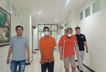 Dua pria warga Gresik tak berkutik saat diringkus Satresnarkoba Polres Gresik.(blok-a.com/ivan)