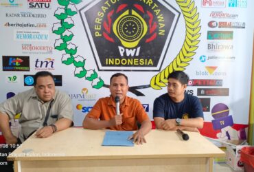 Ketua didampingi Sekretaris dan Penasihat PWI Mojokerto saat konferensi pers di kantor sekretariat PWI.(blok-a.com/Syahrul Wijaya)