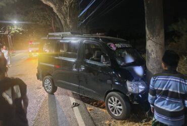 Piket Lantas Polsek Wongsorejo, saat melakukan olah TKP Laka lantas truk kontra mobil di Jalan Raya Situbondo-Banyuwangi, Selasa (7/10/2025).(dok Polsek Wongsorejo)