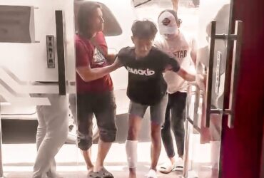 Pelaku pembobolan konter handphone di Bangsal, Mojokerto saat digelandang ke Mapolres Mojokerto.(blok-a.com/Syahrul Wijaya)