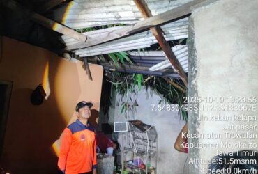 Rumah warga yang rusak akibat terkena hujan disertai angin kencang yang mengguyur wilayah Mojokerto.(dokumen BPBD Kabupaten Mojokerto)