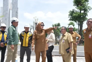 Wakil Bupati Sidoarjo, Mimik Idayana saat meninjau proyek Alun-Alun Sidoarjo.