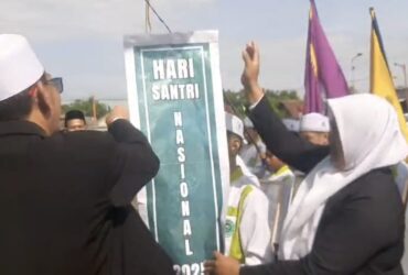 Kiai Siddiq melepaskan balon udara untuk memperingati hari santri nasional.(blok-a.com/Syahrul Wijaya)