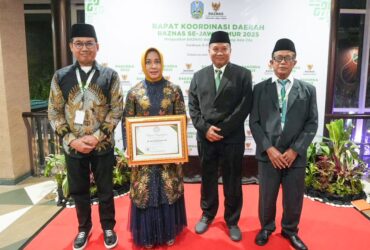 Wali kota Mojokerto Ika Puspita Sari foto bersama dengan membawa piagam penghargaan dari Baznas.(blok-a.com/Syahrul Wijaya)