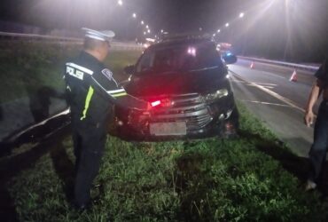 Mobil Toyota Innova yang mengalami pecah ban di tol Jombang - Mojokerto.(dokumen PJR Polda Jatim)