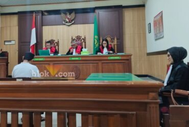Dua terdakwa PPAT Resa Andrianto dan Asisten Juru Ukur BPN Gresik Adhienata Putra Deva, divonis bebas Majelis Hakim PN Gresik.(blok-a.com/ivan)