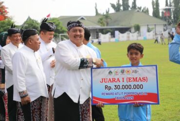 Bupati Jombang menyerahkan pencairan bonus prestasi kontingen Porprov Jatim IX tahun 2025.(blok-a.com/Syahrul Wijaya)