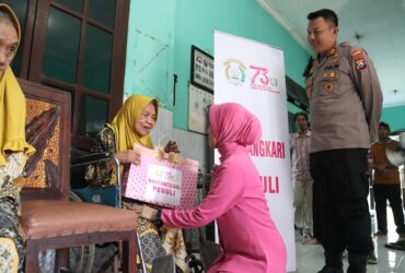 Ketua Bhayangkari cabang Mojokerto Kota bersama Kapolres sambangi rumah lansia Tri Buana Tungga Dewi.(blok-a.com/Syahrul Wijaya)