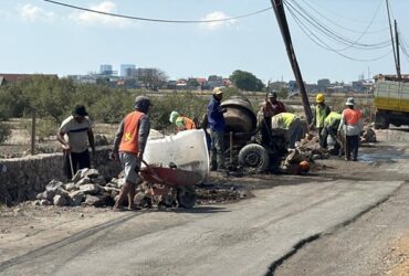 Pengerjaan betonisasi ruas Jalan Kalanganyar-Segorotambak Sidoarjo.