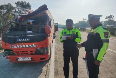 Petugas PJR 311 Ditlantas Polda Jatim saat olah TKP di Tol Jombang - Mojokerto.(Blok-a.com/Syahrul Wijaya)