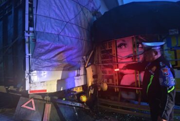 Truk yang terlibat kecelakaan di ruas tol Jombang - Mojokerto Rabu (29/10/2025) dini hari. (dokumen PJR Polda Jatim)