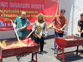 Kajari beserta jajarannya saat pemusnahan barang bukti dari 114 perkara di halaman belakang Kejaksaan Negeri Kabupaten Mojokerto.(blok-a.com/Syahrul Wijaya)