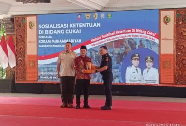 Bupati didampingi Kasatpol-PP Mojokerto menerima piagam dari Bea Cukai Sidoarjo.(blok-a.com/Syahrul Wijaya)