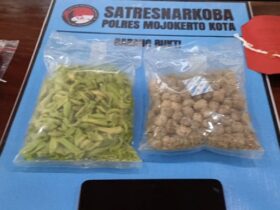 Barang bukti double L yang dicampur dengan kue kering.(blok-a.com/Syahrul Wijaya)