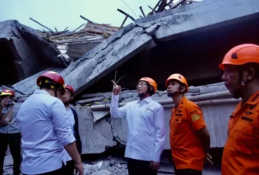 Menteri Agama Nasaruddin Umar saat meninjau musala ambruk di Pondok Pesantren (Ponpes) Al Khoziny, Sidoarjo, Jawa Timur, Selasa (30/9/2025). (dok. Kemenag)