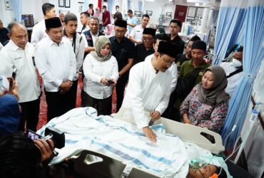 Menteri Sosial, Saifullah Yusuf saat kunjungi korban ambruknya masjid Ponpes Al Khoziny di RSUD RT Notopuro Sidoarjo.