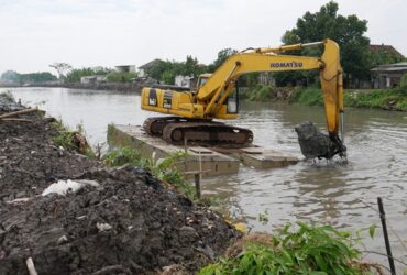 Pekerjaan normalisasi sungai di Kecamatan Candi, Sidoarjo.