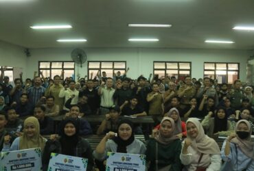 Bupati Mojokerto memberikan bantuan langsung tunai dana bagi hasil cukai hasil tembakau kepada buruh pabrik.(blok-a.com/Syahrul Wijaya)