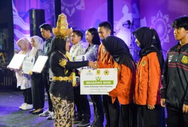 Ning Ita saat menyerahkan secara simbolis beasiswa prestasi tahun 2025 kepada mahasiswa berprestasi, (blok-a.com/Syahrul Wijaya)
